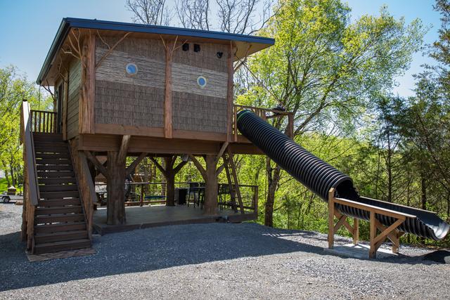 CHASING FIREFLIES TREEHOUSE - SLEEPS UP TO 6 - SMOKY MOUNTAINS - PRIVATE WOODED VIEW