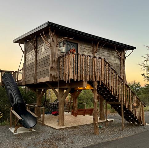 STAY & PLAY AT THE WORLD'S FIRST INTERACTIVE TREEHOUSE RESORT ON 40 ACRES IN THE SMOKY MOUNTAINS OF EAST TENNESSEE - CONVENIENT TO DOLLYWOOD AND THE AREAS BEST IN ENTERTAINMENT