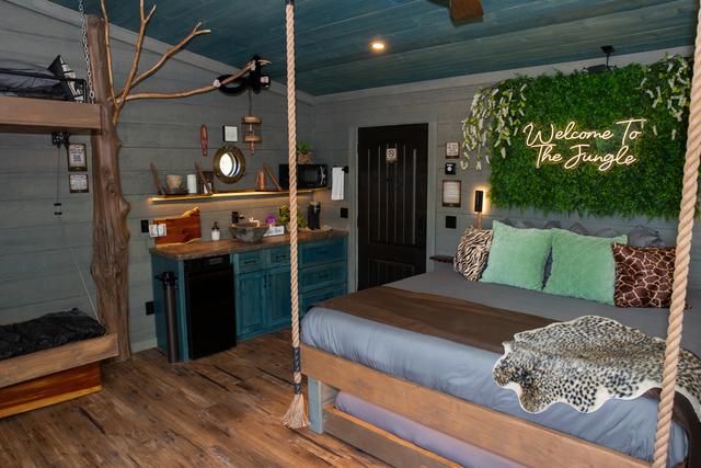 SLEEPS UP TO 6 IN EACH TREEHOUSE - CONNECTED WITH A BRIDGE - TREEHOUSE DOUBLE - SMOKY MOUNTAINS