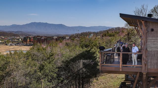 ENDLESS VIEWS OF THE GREAT SMOKY MOUNTAINS - CONVENIENT TO SEVIERVILLE - PIGEON FORGE - GATLINBURG