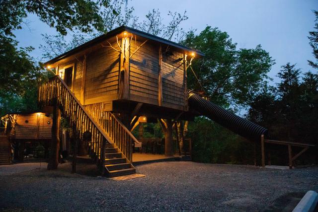 SQUIRRELS GONE WILD TREEHOUSE - SANCTUARY TREEHOUSE RESORT IN THE SMOKY MOUNTAINS - SLEEPS 6
