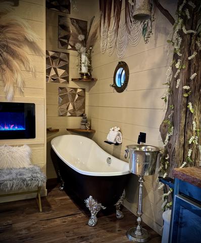 INDOOR CLAW FOOT SLIPPER TUB - CHAMPAGNE BUCKET - TOWEL WARMER - DRINK CHUTE TO LOWER DECK - LED FIREPLACE - LUXURY LINENS & BUBBLE BATH SOAP PROVIDED