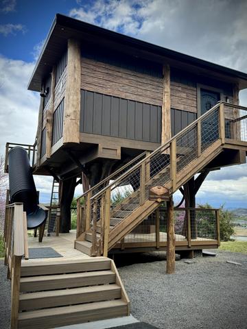TREE-T-MENT CENTER LUXE TREEHOUSE AT SANCTUARY TREEHOUSE RESORT IN THE SMOKY MOUNTAINS
