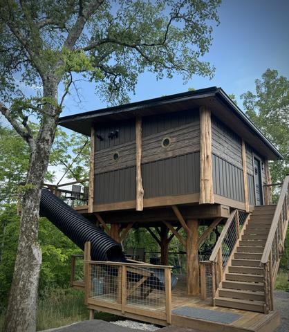 GOOD OLE ROCKY TOP TREEHOUSE - SLEEPS UP TO 6 - WOODED VIEW - SMOKY MOUNTAINS - CONVENIENT TO SEVIERVILLE, PIGEON FORGE, DOLLYWOOD, AND GATLINBURG