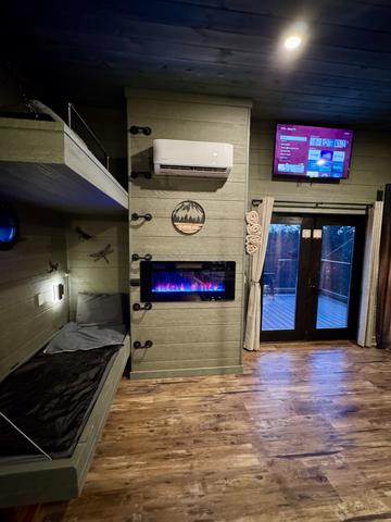 CHASING FIREFLIES TREEHOUSE - DOUBLE BUNKS - FRENCH DOORS TO UPPER DECK - 50" TV - LED FIREPLACE - SLEEPS 6 - WOODED VIEW - FRENCH DOORS TO UPPER DECK