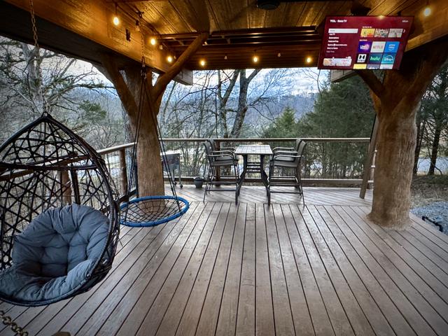 LOWER DECK - CHASING FIREFLIES TREEHOUSE AT SANCTUARY TREEHOUSE RESORT IN THE SMOKY MOUNTAINS