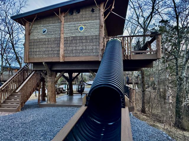 CHASING FIREFLIES TREEHOUSE - SLEEPS UP TO 6 - SANCTUARY TREEHOUSE RESORT IN THE SMOKY MOUNTAINS