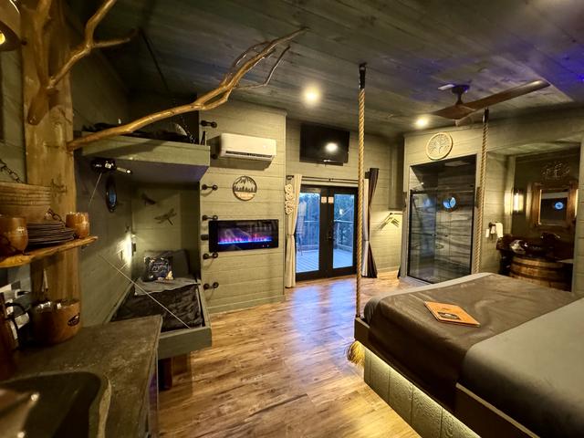 CHASING FIREFLIES TREEHOUSE AT SANCTUARY TREEHOUSE RESORT - WOODED VIEW - SLEEPS 6 - SMOKY MOUNTAINS
