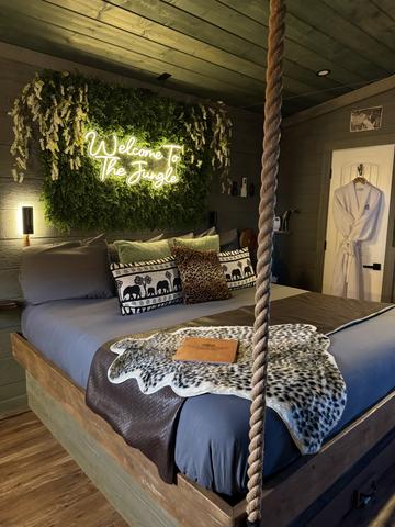 2 ROPE SUSPENDED KING BEDS - TARZAN & JANE DOUBLE TREEFORT TREEHOUSES - SLEEPS UP TO 12 - CONNECTED WITH BRIDGE - SANCTUARY TREEHOUSE RESORT