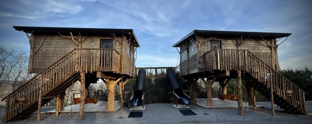 TARZAN & JANE TREEHOUSES - TREEFORT DOUBLE - SLEEPS 12 - CONNECTED WITH A BRIDGE ON UPPER DECKS - CONVENIENT TO SEVIERVILLE - PIGEON FORGE - GATLINBURG