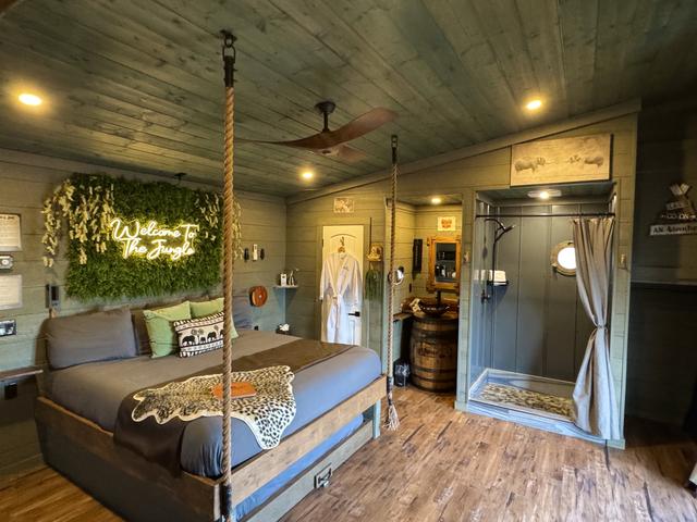 TARZAN & JANE - TREEFORT DOUBLE TREEHOUSES - SLEEPS 12 - SMOKY MOUNTAIN VIEWS - GOLF COURSE VIEWS - CONVENIENT TO SEVIERVILLE - PIGEON FORGE - GATLINBURG