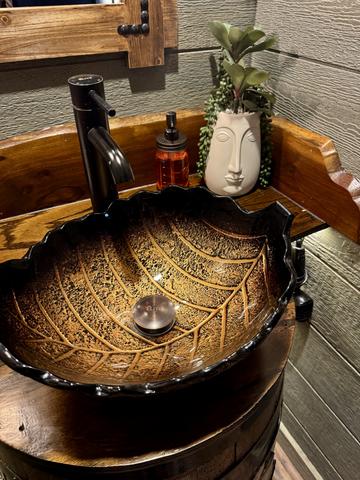 2 JACK DANIEL'S WHISKEY BARREL CUSTOM SINKS - 2 MAKE UP MIRRORS - 2 HAIR DRYERS - 2 MAKE UP TOWELS - LUXURY LINENS & TOILETRIES PROVIDED