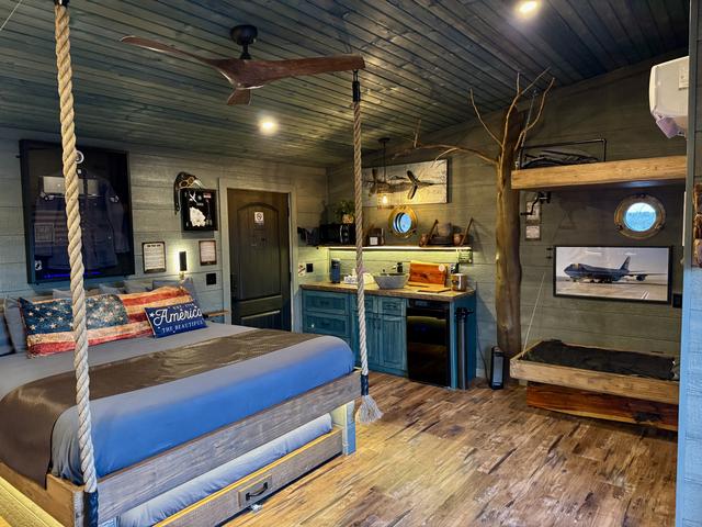 AIR FORT ONE TREEHOUSE - ROPE SUSPENDED KING BED - LUXURY LINENS PROVIDED