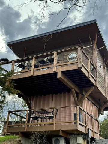 HONEY HOLE LUXURY TREEHOUSE AT SANCTUARY TREEHOUSE RESORT IN THE SMOKY MOUNTAINS - SLEEPS UP TO 4