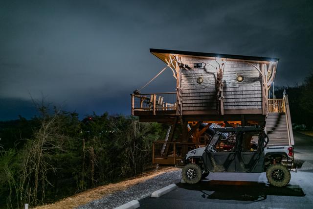 NIGHT TIME VIBES AT LAND OF THE FREE & HOME OF THE BRAVE TREE FORT DOUBLE TREEHOUSES