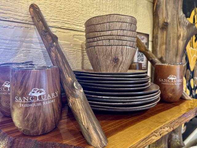 SERVICE WARE PROVIDED - PLATES/BOWLS/WINE/COFFEE TUMBLERS/UTENSILS