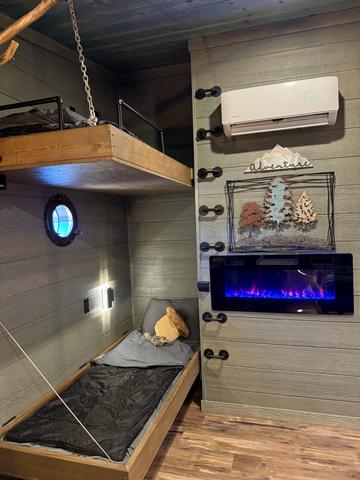 DOUBLE BUNKS - LED FIREPLACE - PORT HOLE WINDOWS - READING LIGHTS - USB PORTS - LUXURY LINENS & SLEEPING BAGS PROVIDED