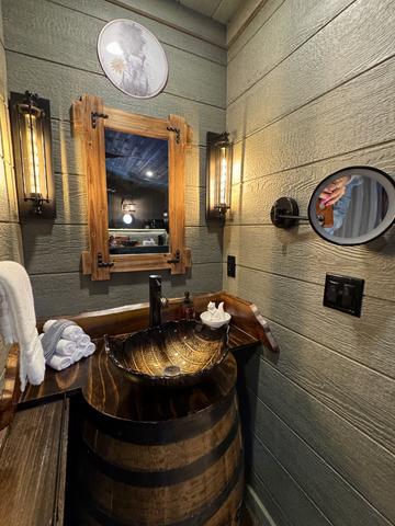 JACK DANIEL'S CUSTOM MADE IN HOUSE VANITY SINK - MAGNIFYING MIRROR - HAIR DRYER - LUXURY LINENS AND TOILETRIES ARE PROVIDED