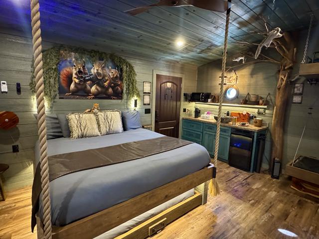 ROPE SUSPENDED KING BED - STOCKED KITCHENETTE - LUXURY LINENS PROVIDED