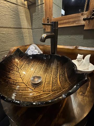 CUSTOM VANITY SINK - MAKE UP TOWEL, LUXURY LINENS & TOILETRIES ARE PROVIDED