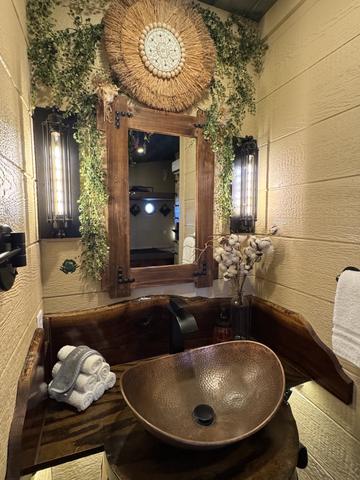 JACK DANIEL'S CUSTOM MADE IN HOUSE VANITY SINK - MAGNIFYING MIRROR - HAIR DRYER - LUXURY LINENS/MAKE UP REMOVER TOWEL & TOILETRIES PROVIDED