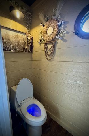 HAVE YOU HEARD ABOUT OUR HEATED & LIT TOILET SEATS? OH- IT'S SURE TO BE A FAVORITE! 