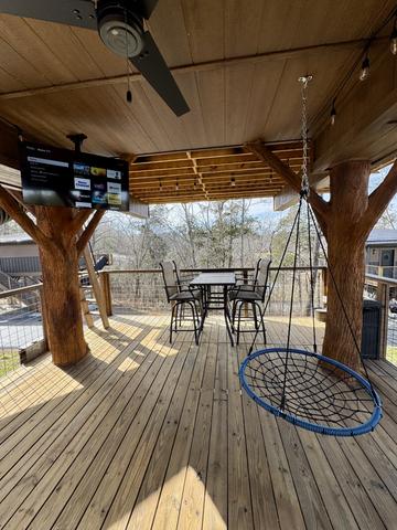 LOWER DECK GOOD OLE ROCKY TOP TREEHOUSE