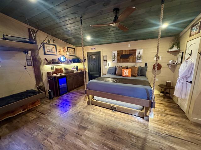 GOOD OLE ROCKY TOP TREEHOUSE IN THE SMOKY MOUNTAINS - ROOM VIEW