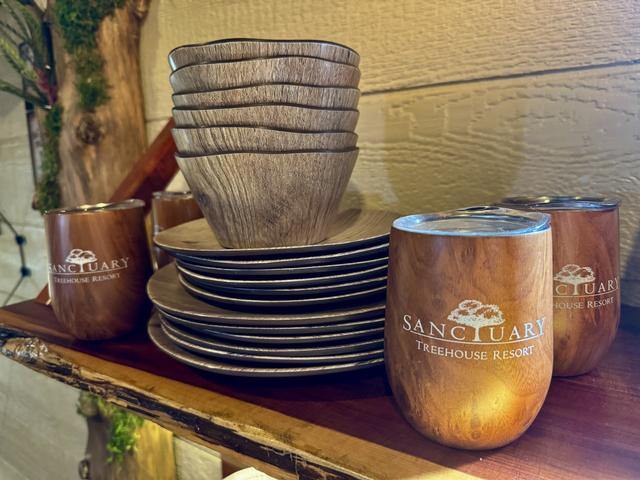 DISHES PROVIDED - EVERYTHING YOU NEED TO PULL UP, PARK & PLAY! WHY STAY IN A CABIN OR HOTEL WHEN YOU CAN BOOK A TREEHOUSE "EXPERIENCE?"