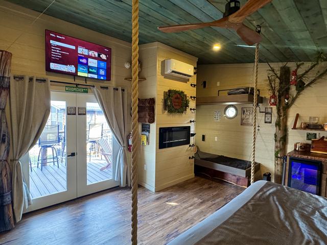 MORNING WOOD TREEHOUSE - FRENCH DOORS TO UPPER DECK - 50" TV - BUNKS - LED FIREPLACE - BLACK OUT CURTAINS - AC/HEAT - REMOTE FAN 