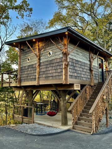 TREE-MENDOUS FUN TREEHOUSE - TREEFORT - WOODED VIEW - SLEEPS UP TO 6 - SMOKY MOUNTAINS - SEVIERVILLE, PIGEON FORGE, GATLINBURG
