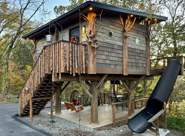 TREE-MENDOUS FUN TREEHOUSE - SLEEPS 6 - SMOKY MOUNTAINS - SANCTUARY TREEHOUSE RESORT - SEVIERVILLE, PIGEON FORGE, GATLINBURG