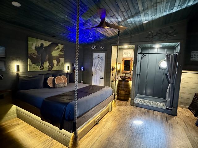 TREE-MENDOUS FUN TREEHOUSE - KING BED - SECRET ROLL OUT QUEEN (TURN THE WHEEL) - TOILET CLOSET - HEATED/LIT TOILET - BATHROOM VANITY - RAIN SHOWER - LUXURY LINENS & TOILETRIES PROVIDED