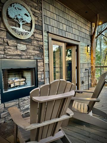 FRENCH DOORS EXIT TO THE UPPER DECK - 2 ADIRONDACK CHAIRS - WOOD BURNING FIREPLACE - UNLIMITED FIREWOOD AND FIRE STARTER KIT PROVIDED