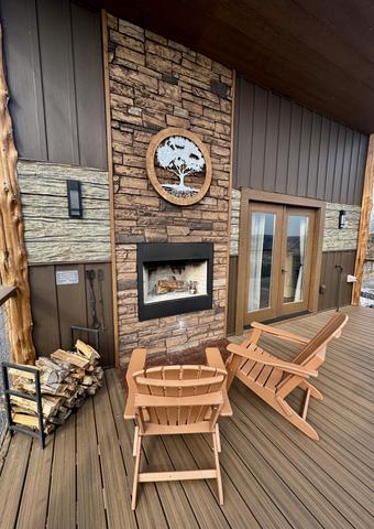 UPPER DECK FIREPLACE 19TH HOLE TREEHOUSE IN THE SMOKY MOUNTAINS