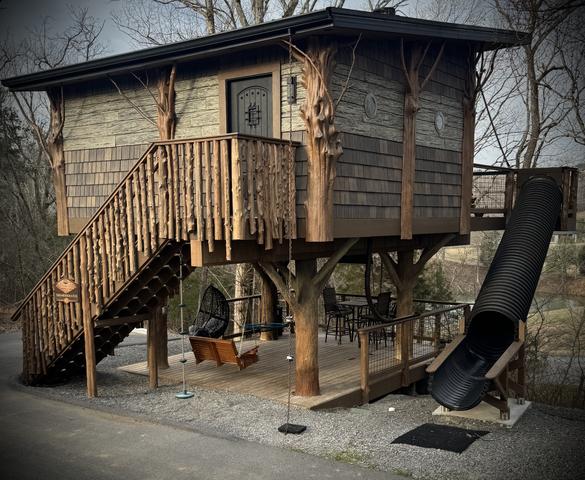 TREE-MENDOUS FUN TREEHOUSE - SANCTUARY TREEHOUSE RESORT - SMOKY MOUNTAINS - CONVENIENT TO SEVIERVILLE, PIGEON FORGE, DOLLYWOOD, GATLINBURG