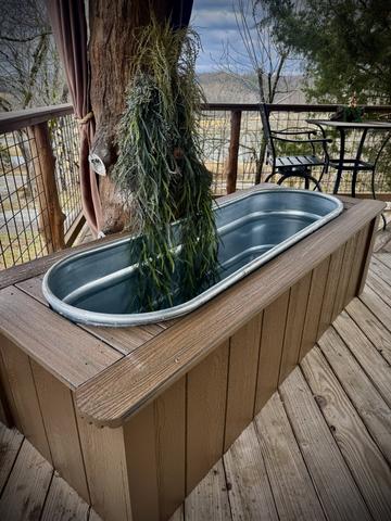 LOWER DECK OUTDOOR SOAKING TUB - PRIVACY CURTAINS - DRINK CHUTE EXIT - OUTDOOR DAY BED - 50" TV - LUXURY LINENS, BATH ROBES, AND BUBBLE BATH PROVIDED