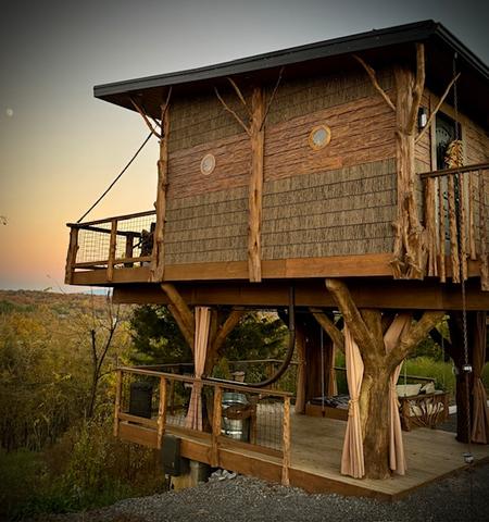 HONEY HOLE LUXE TREEHOUSE AT SANCTUARY TREEHOUSE RESORT IN THE SMOKY MOUNTAINS - SEVIERVILLE, PIGEON FORGE, & GATLINBURG