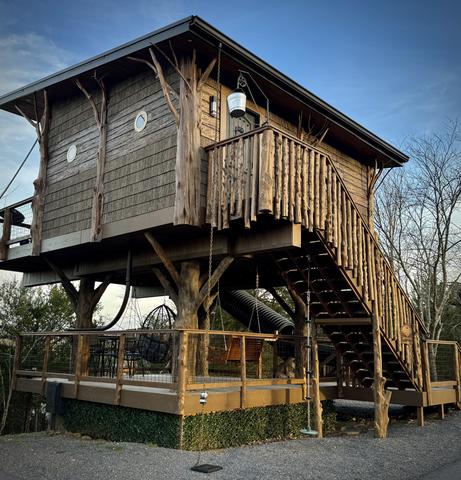 AIR FORT ONE TREEHOUSE - SLEEPS UP TO 6 - SANCTUARY TREEHOUSE RESORT IN THE SMOKY MOUNTAINS