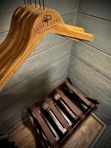 SANCTUARY TREEHOUSE RESORT BAMBOO HANGERS - LUGGAGE RACK - DRAWERS PROVIDED