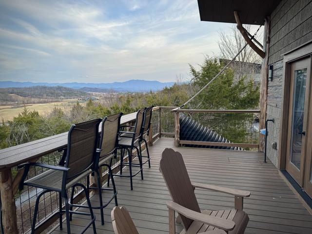 VIEWS OF THE SMOKY MOUNTAINS, 2 18-HOLE CHAMPIONSHIP GOLF COURSES - AIR FORT ONE TREEHOUSE