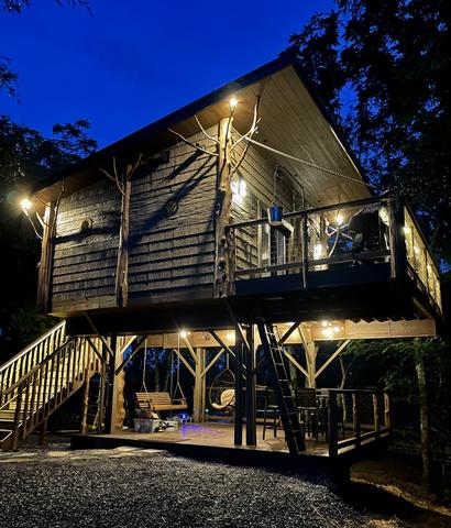 NIGHT VIBES AT CHASING FIREFLIES TREEHOUSE IN THE SMOKY MOUNTAINS - CONVENIENT TO SEVIERVILLE, PIGEON FORGE, DOLLYWOOD, & GATLINBURG