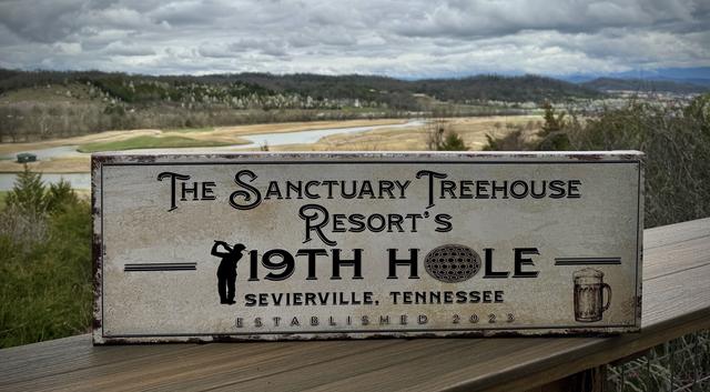 19TH HOLE MOUNTAIN AND GOLF COURSE VIEW TREEHOUSE - SMOKY MOUNTAINS