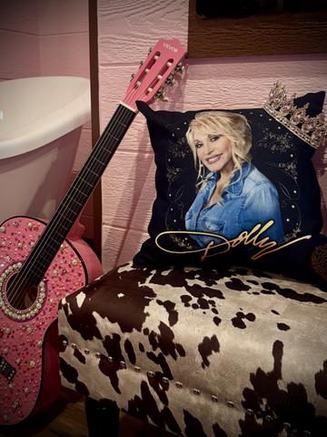 IT'S AS IF THE QUEEN DECORATED IT HERSELF! EXPERIENCE AN IMMERSIVE TREEHOUSE EXPERIENCE AT SANCTUARY TREEHOUSE RESORT