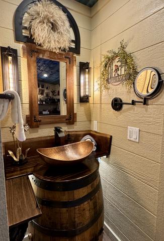 CUSTOM JACK DANIEL'S VANITY SINK - MAGNIFYING MIRROR - HAIR DRYER - LUXURY LINENS AND TOILETRIES PROVIDED