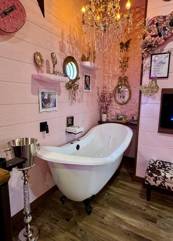 INDOOR CLAWFOOT SLIIPER TUB - PORT HOLE WINDOW - CHAMPAGNE BUCKET - BUBBLE BATH AND LUXURY LINENS PROVIDED