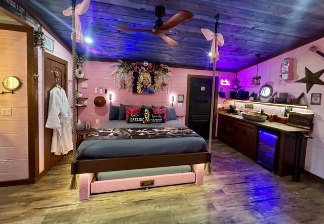 ROOM VIEW - PARTON MY MOUNTAINS LUXE TREEHOUSE - SLEEPS 4 - WOODED VIEW