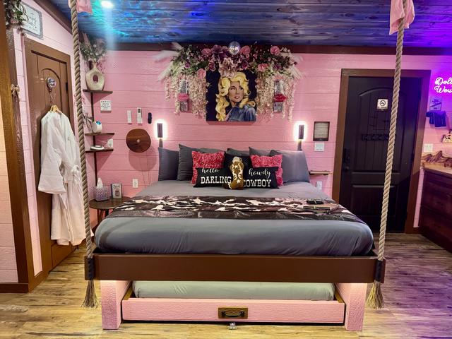 KING BED WITH SECRET ROLL OUT QUEEN - TURN THE WHEEL AND REVEAL THE QUEEN BED - PARTON MY MOUNTAINS LUXE TREEHOUSE