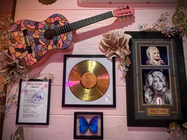HEY SUGAR - THIS TREEHOUSE IS FULL OF DOLLY PARTON AUTOGRAPHED AUTHENTIC MEMORABILIA