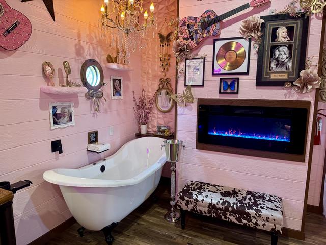INDOOR CLAWFOOT SLIPPER TUB - LED FIREPLACE